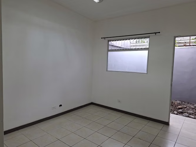 Casa de 200 m2 una planta con 5 espacios de Oficinas en San Pedro Centro - Imagen 14