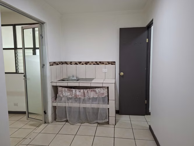 Casa de 200 m2 una planta con 5 espacios de Oficinas en San Pedro Centro - Imagen 12