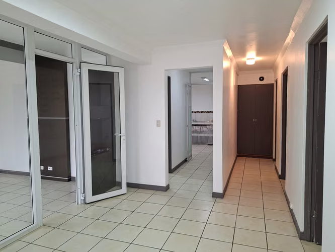Casa de 200 m2 una planta con 5 espacios de Oficinas en San Pedro Centro - Imagen 6