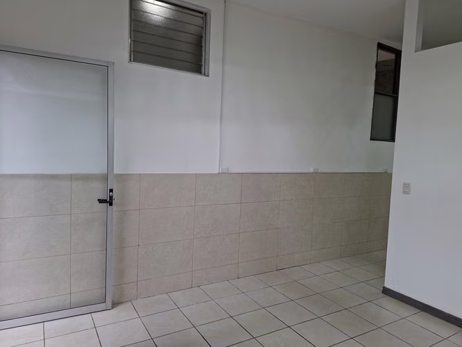 Casa de 200 m2 una planta con 5 espacios de Oficinas en San Pedro Centro - Imagen 16