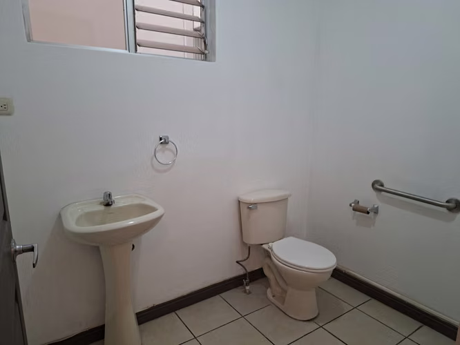 Casa de 200 m2 una planta con 5 espacios de Oficinas en San Pedro Centro - Imagen 7