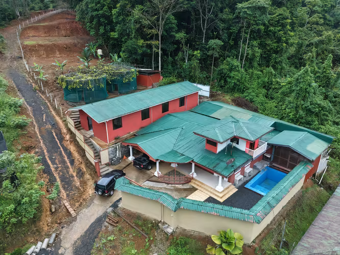Casa en venta con lujosos acabados y piscina - Imagen 2