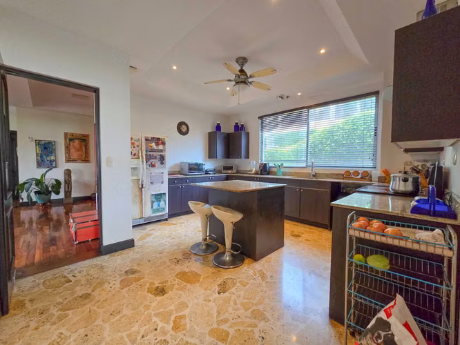 Lujosa Casa con Piscina Privada y Vista en Exclusivo Condominio en Guachipelín Escazú - Imagen 18