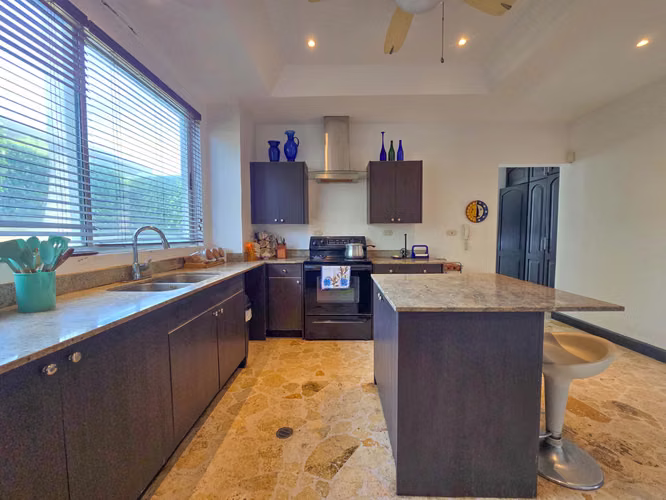 Lujosa Casa con Piscina Privada y Vista en Exclusivo Condominio en Guachipelín Escazú - Imagen 19