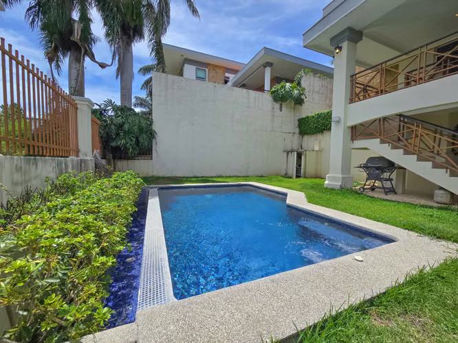 Lujosa Casa con Piscina Privada y Vista en Exclusivo Condominio en Guachipelín Escazú - Imagen 4