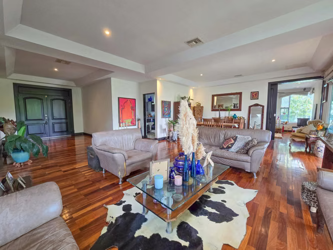 Lujosa Casa con Piscina Privada y Vista en Exclusivo Condominio en Guachipelín Escazú - Imagen 11