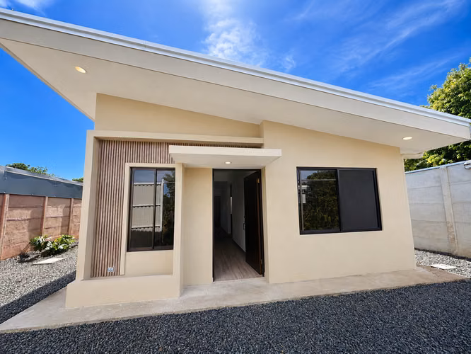 Casa en alquiler – La Guácima, Alajuela (5 km del Coyol)