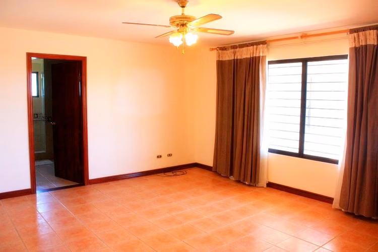 CASA DE 800 M2 DE UN NIVEL Y 11.029 M2 LOTE Y PISCINA EN SANTA ANA - Imagen 4