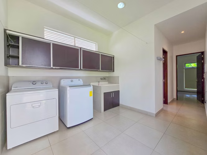VALLE DEL SOL LINDORA SANTA ANA! CASA CONTEMPORANEA CON PISCINA PRIVADA - Imagen 13