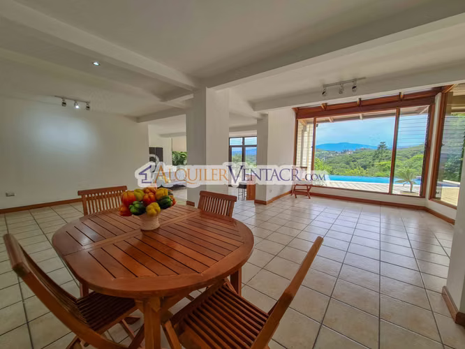 CASA CON PISCINA PROPIA Y VISTAS CON 2.266 M2 LOTE EN ALTO LAS PALOMAS SANTA ANA - Imagen 4