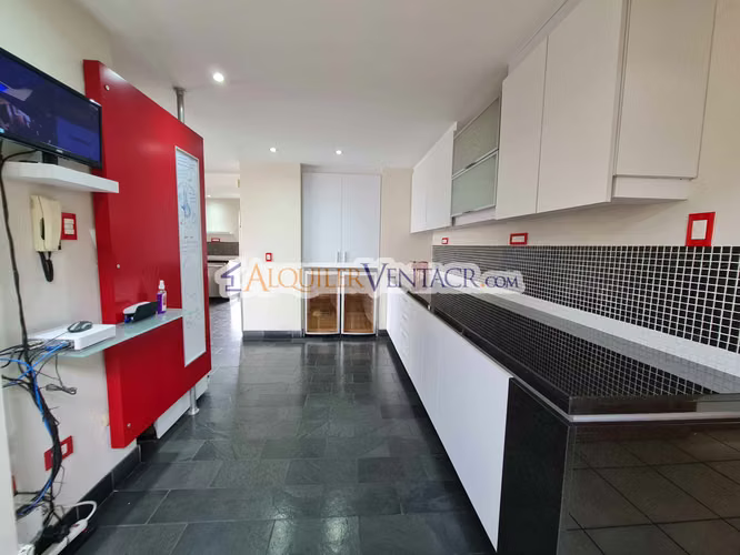 CASA CON PISCINA PROPIA Y VISTAS CON 2.266 M2 LOTE EN ALTO LAS PALOMAS SANTA ANA - Imagen 9