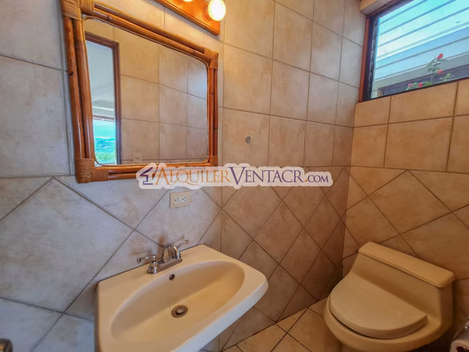 CASA CON PISCINA PROPIA Y VISTAS CON 2.266 M2 LOTE EN ALTO LAS PALOMAS SANTA ANA - Imagen 7