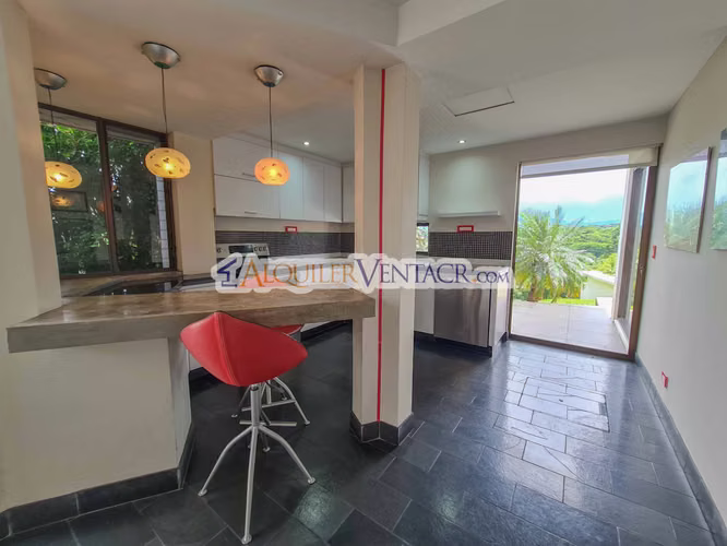 CASA CON PISCINA PROPIA Y VISTAS CON 2.266 M2 LOTE EN ALTO LAS PALOMAS SANTA ANA - Imagen 10
