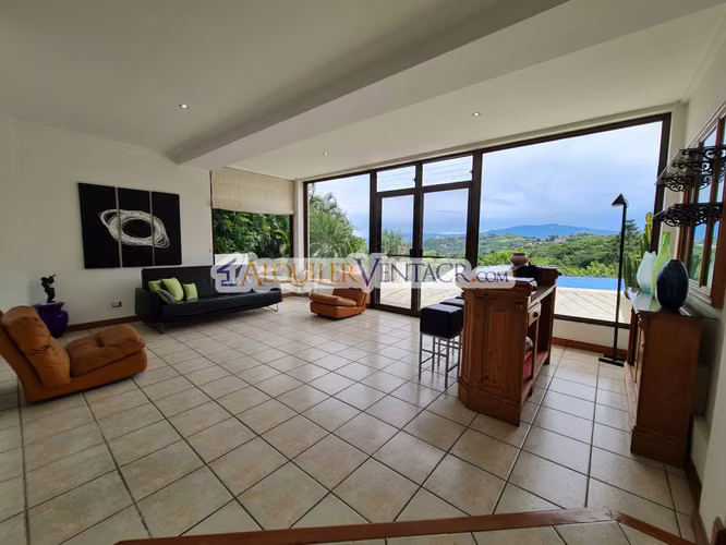 CASA CON PISCINA PROPIA Y VISTAS CON 2.266 M2 LOTE EN ALTO LAS PALOMAS SANTA ANA - Imagen 5