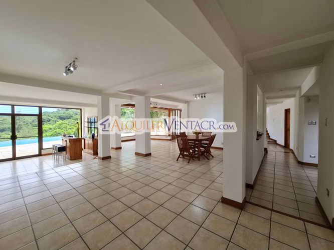CASA CON PISCINA PROPIA Y VISTAS CON 2.266 M2 LOTE EN ALTO LAS PALOMAS SANTA ANA - Imagen 8