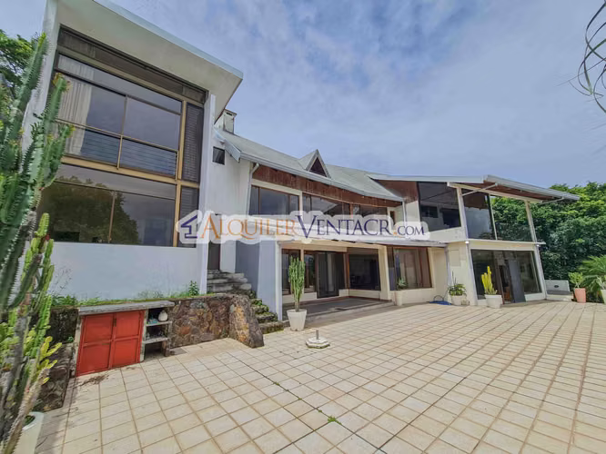 CASA CON PISCINA PROPIA Y VISTAS CON 2.266 M2 LOTE EN ALTO LAS PALOMAS SANTA ANA - Imagen 3