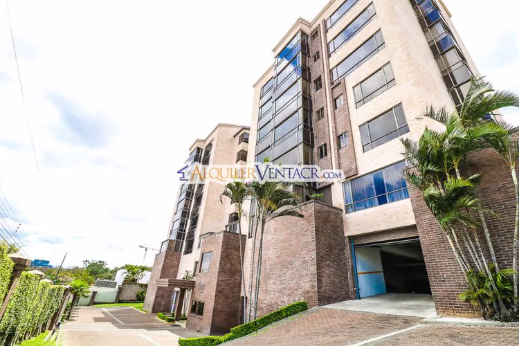 Lujoso apartamento de 324 m2 con 4 habit. y vista en Los Laureles Escazú - Imagen 9