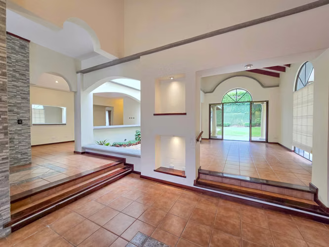 VALLE DEL SOL LINDORA SANTA ANA! CASA DE UN NIVEL CON 700 M2 DE LOTE - Imagen 3