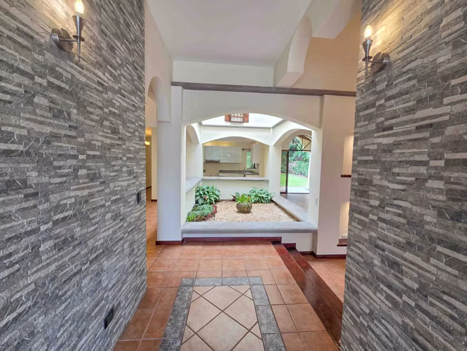 VALLE DEL SOL LINDORA SANTA ANA! CASA DE UN NIVEL CON 700 M2 DE LOTE - Imagen 16