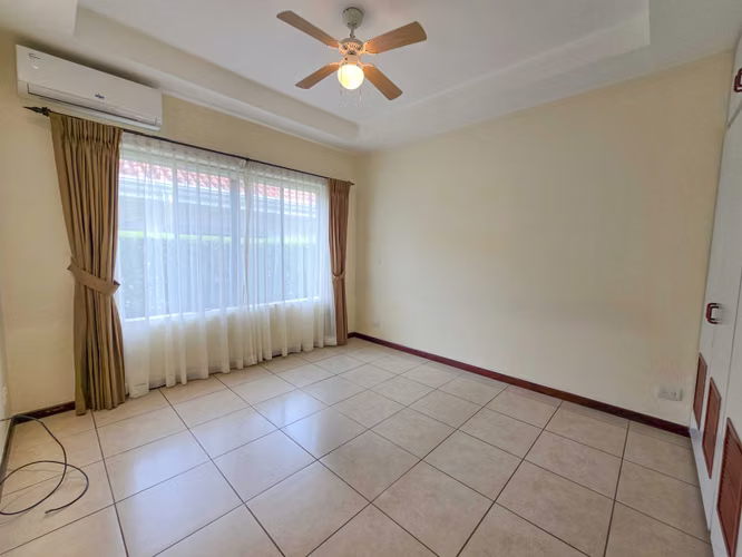 VALLE DEL SOL LINDORA SANTA ANA! CASA DE UN NIVEL CON 700 M2 DE LOTE - Imagen 4