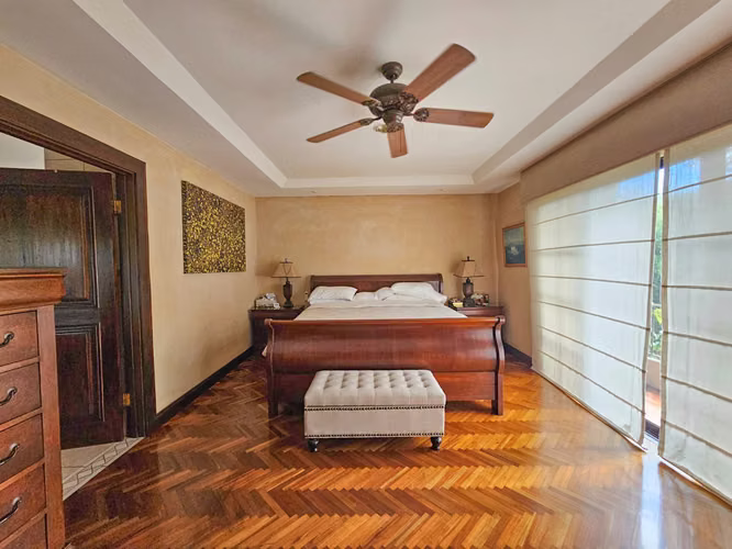 LUJOSA CASA DE 570 M2 CON 2.244 M2 DE LOTE EN SAN ANTONIO ESCAZU - Imagen 13