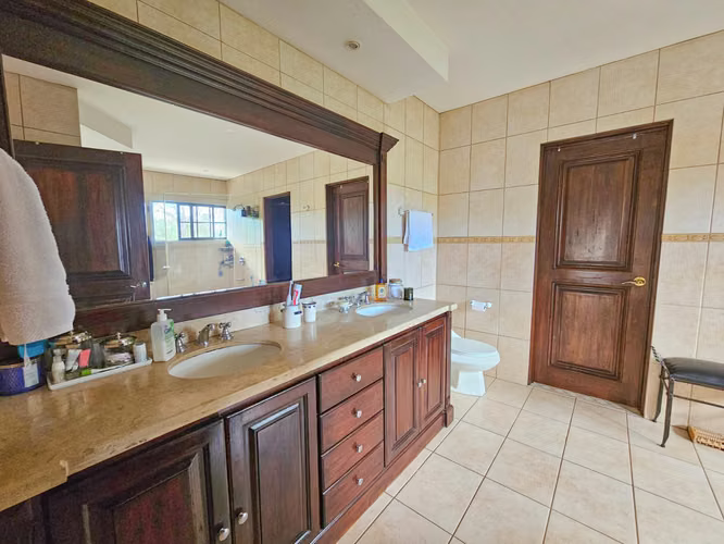LUJOSA CASA DE 570 M2 CON 2.244 M2 DE LOTE EN SAN ANTONIO ESCAZU - Imagen 12