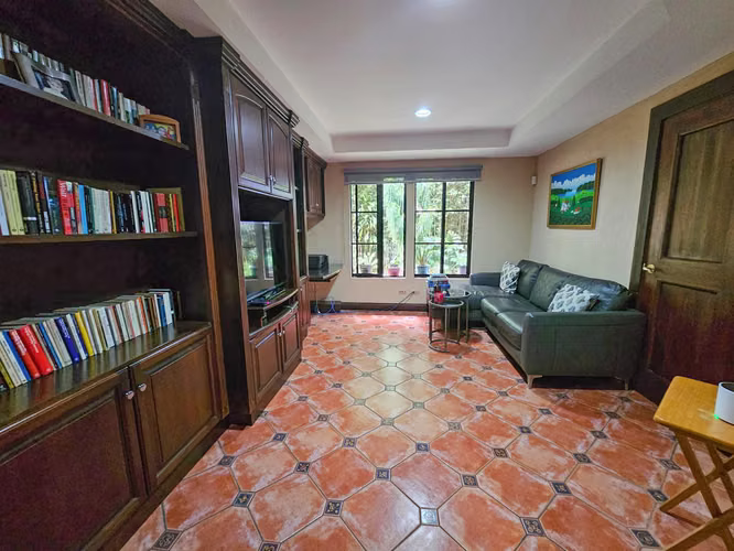 LUJOSA CASA DE 570 M2 CON 2.244 M2 DE LOTE EN SAN ANTONIO ESCAZU - Imagen 10