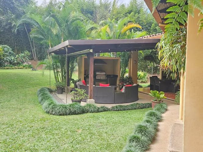 LUJOSA CASA DE 570 M2 CON 2.244 M2 DE LOTE EN SAN ANTONIO ESCAZU - Imagen 3