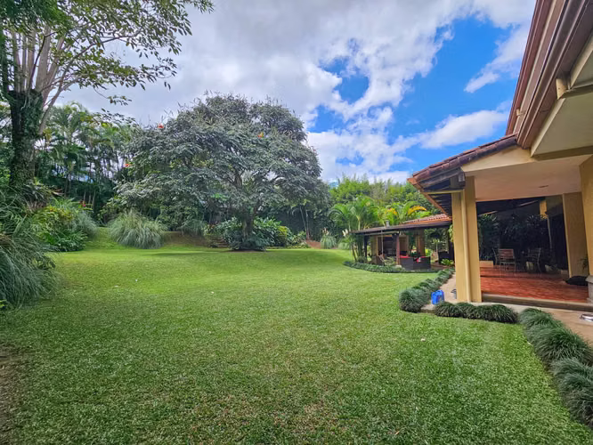 LUJOSA CASA DE 570 M2 CON 2.244 M2 DE LOTE EN SAN ANTONIO ESCAZU - Imagen 6