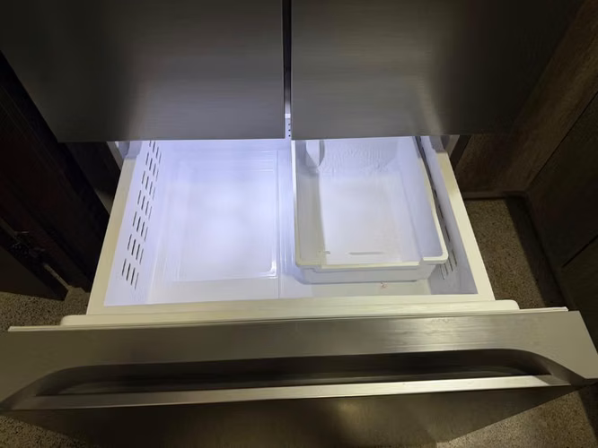 Cama Queen, Colchón Ortopédico Queen, mesas de noche blancas a juego