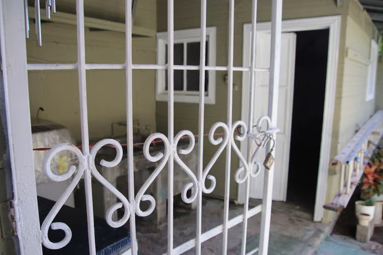Casa amplia frente al parque Victoria - Puntarenas Centro