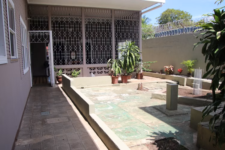 Casa amplia frente al parque Victoria - Puntarenas Centro