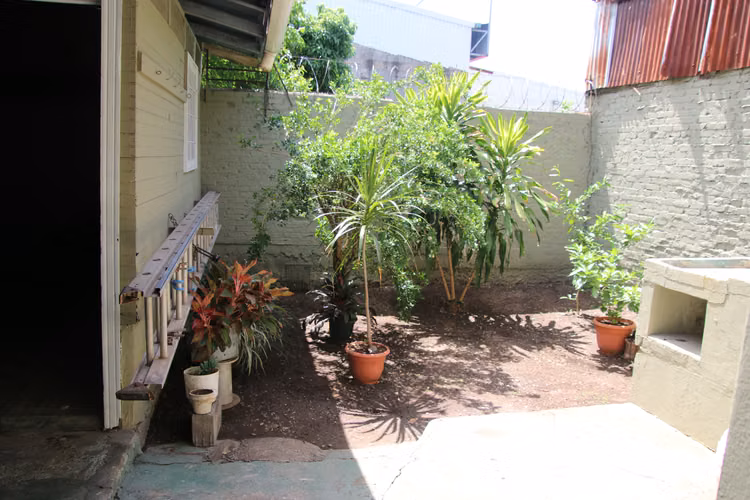 Casa amplia frente al parque Victoria - Puntarenas Centro