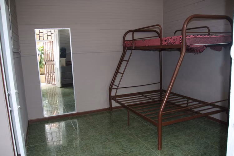 Casa amplia frente al parque Victoria - Puntarenas Centro