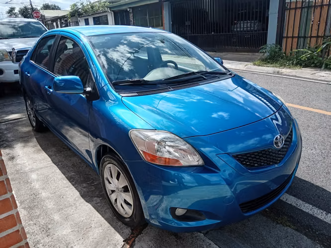 TOYOTA YARIS 2010 AUTOMATICO - Imagen 2