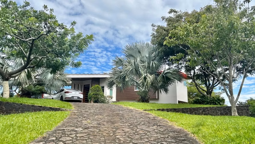 Venta de Casa estilo contemporaneo  en lote de 2400 m2 en la Guácima Alajuela