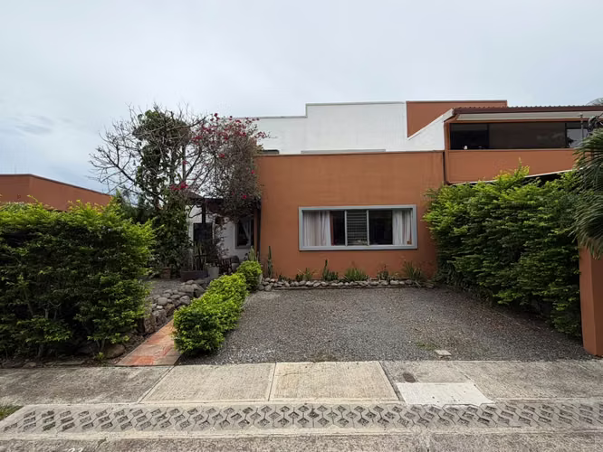 Se vende casa amplia y funcional en Ciruelas de Alajuela