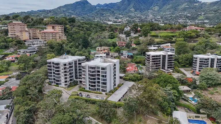 Se vende hermoso apartamento en Escazú con amenidades