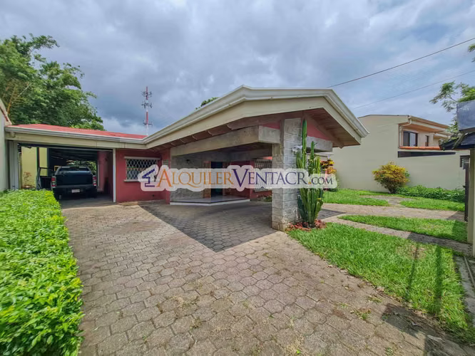Propiedad con uso suelo mixto / un nivel de 463 m2 / 1.100 m2 lote x Distrito 4 Guachipelín Escazú