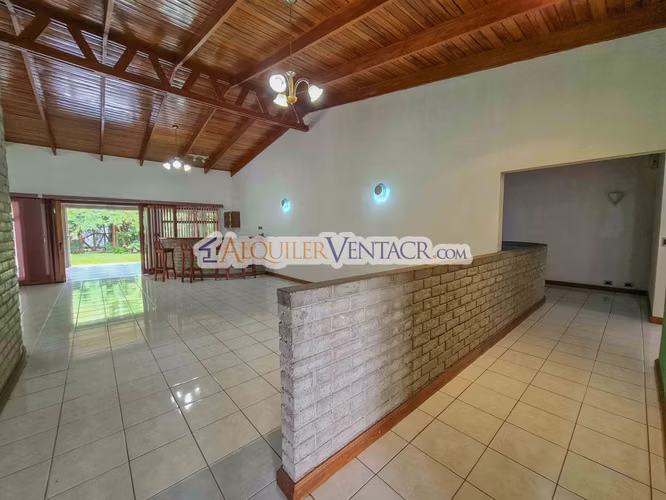 Propiedad con uso suelo mixto / un nivel de 463 m2 / 1.100 m2 lote x Distrito 4 Guachipelín Escazú