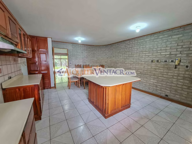 Propiedad con uso suelo mixto / un nivel de 463 m2 / 1.100 m2 lote x Distrito 4 Guachipelín Escazú