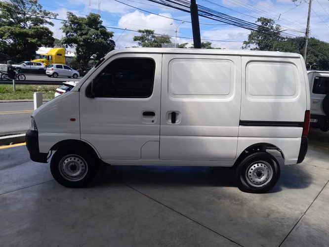 Buscas una panel confiable, espaciosa y de bajo consumo Suzuki EECO es ideal