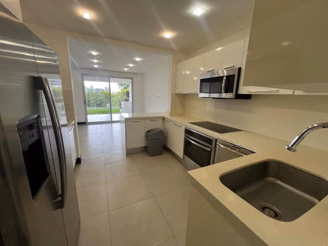 Exclusiva Casa de 3 Niveles con Vistas Espectaculares en Escazú - Imagen 6