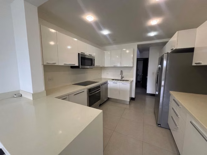 Exclusiva Casa de 3 Niveles con Vistas Espectaculares en Escazú - Imagen 5