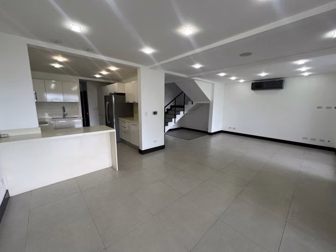 Exclusiva Casa de 3 Niveles con Vistas Espectaculares en Escazú - Imagen 7