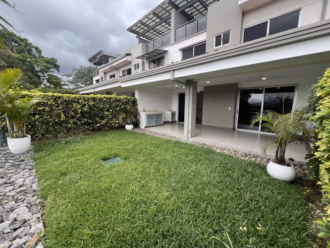 Exclusiva Casa de 3 Niveles con Vistas Espectaculares en Escazú - Imagen 9
