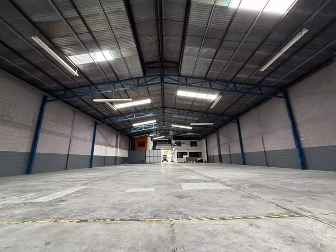 ALQUILER BODEGA INDEPEDIENTE - EXPOSICION 835 m2 TIBAS