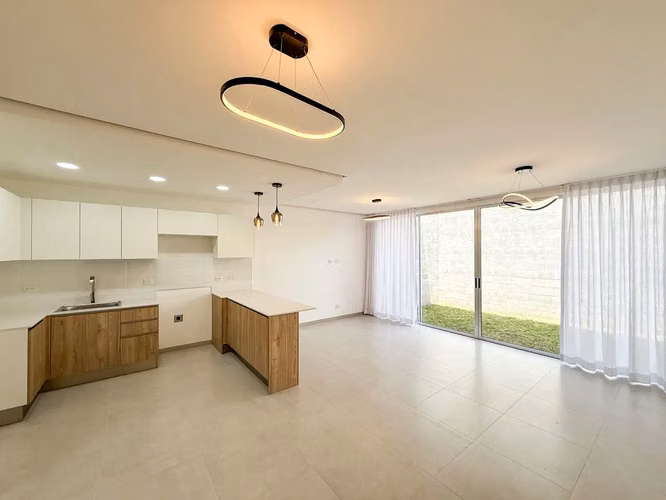 Alquiler de casa nueva Condominio Distrito 5 en Rio Oro Santa Ana - Imagen 13