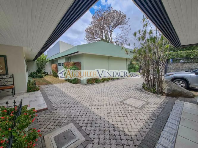 CASA DE UN NIVEL CON USO DE SUELO MIXTO EN SAN RAFAEL ESCAZU / SOBRE CALLE PRINCIPAL - Imagen 3