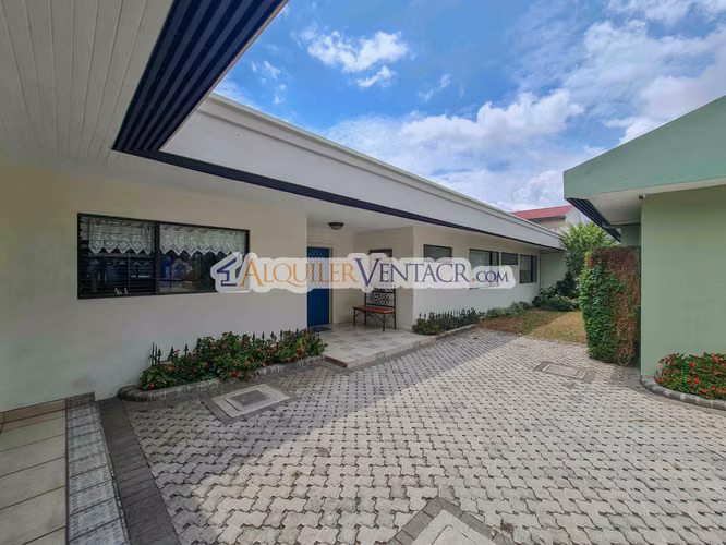 CASA DE UN NIVEL CON USO DE SUELO MIXTO EN SAN RAFAEL ESCAZU / SOBRE CALLE PRINCIPAL - Imagen 2
